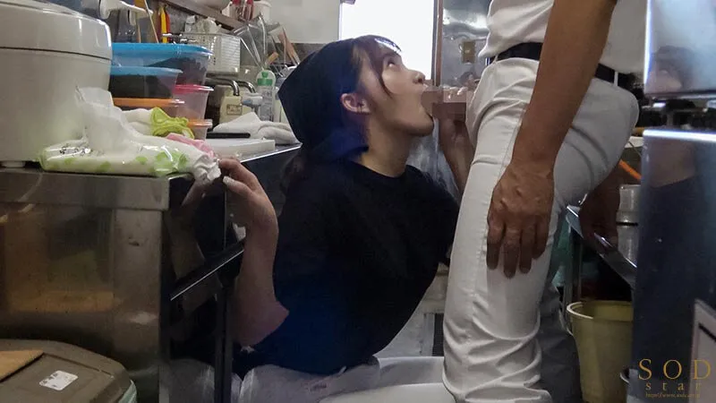 ラーメン屋唯一の女バイト、汗だくガテン系店員の性欲発散を担うセクハラOK娘。 渚恋生-5