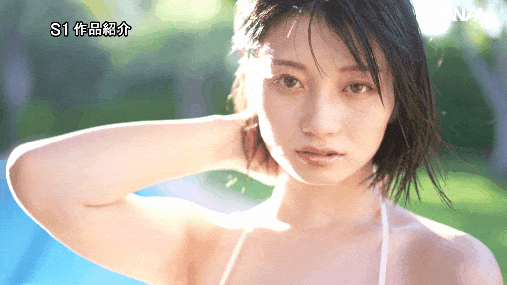 瀬戸環奈カメラ見つめるGIFグラビア画像